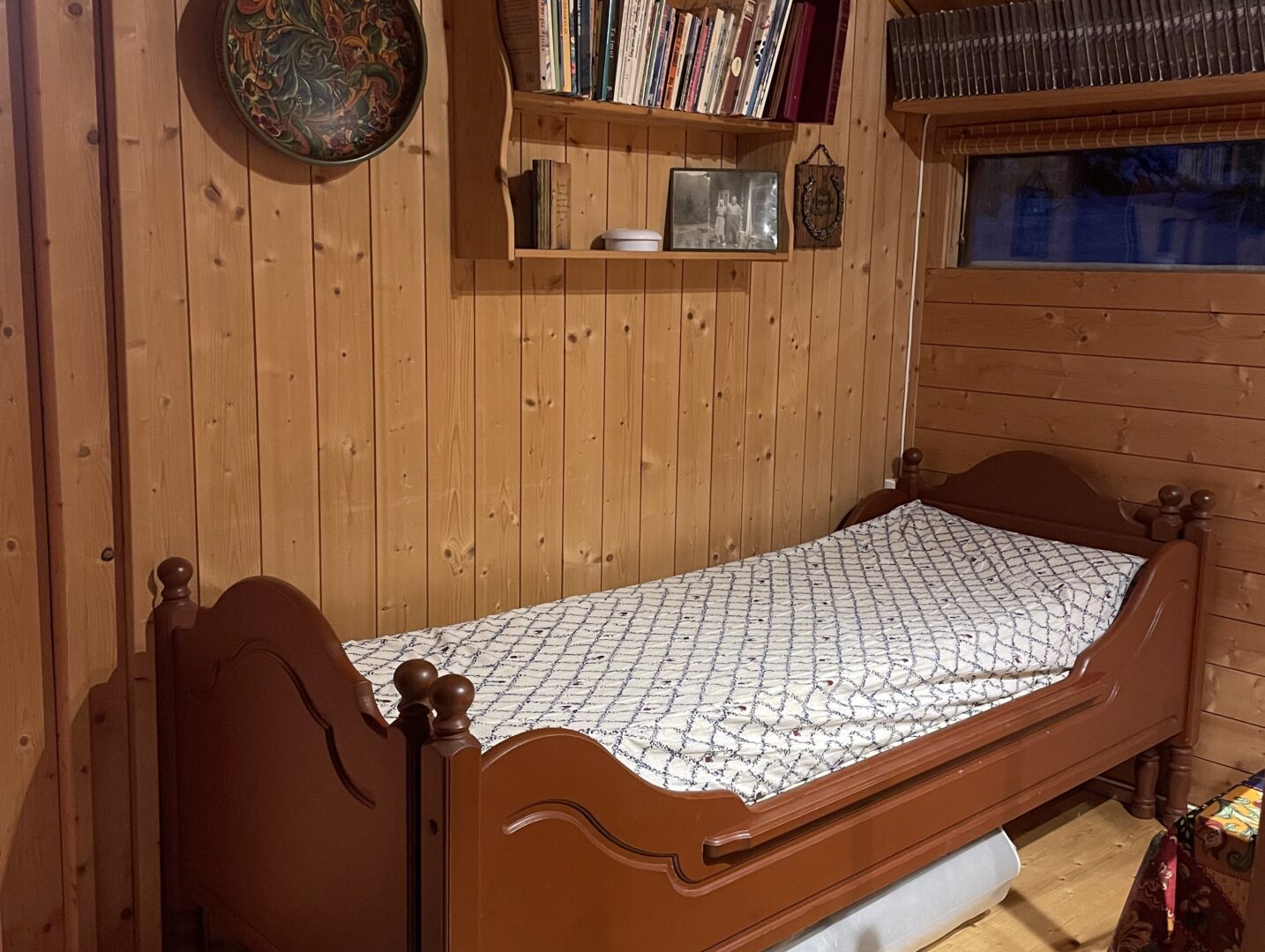 Uttrekkbar seng, så to kan sove i den. Overmadrass ligger under sengen.